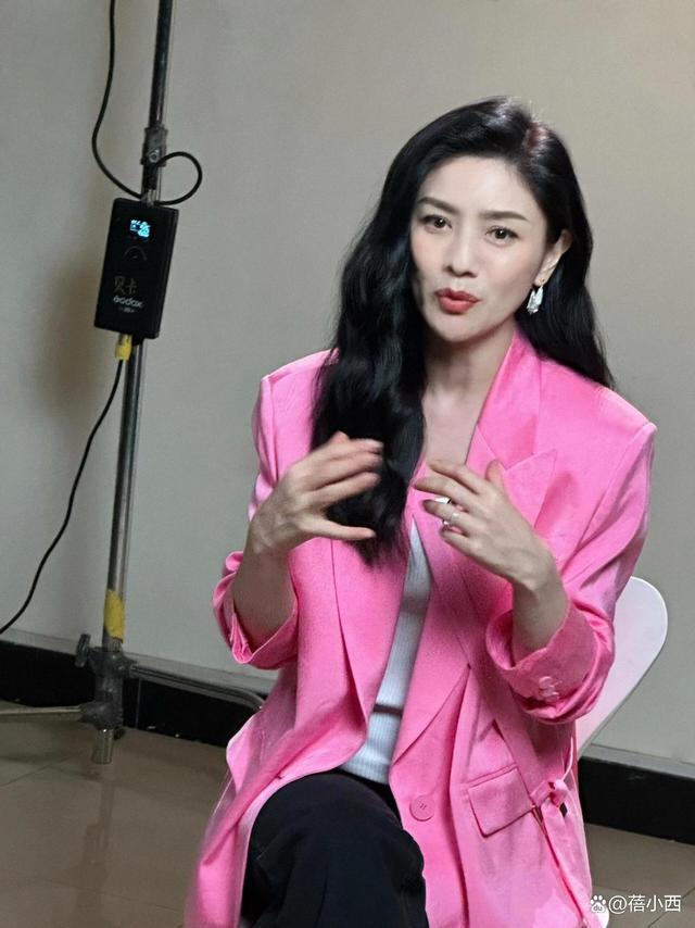 皮衣+阔腿裤也能时髦不显老球王会体育网站学会这几招穿