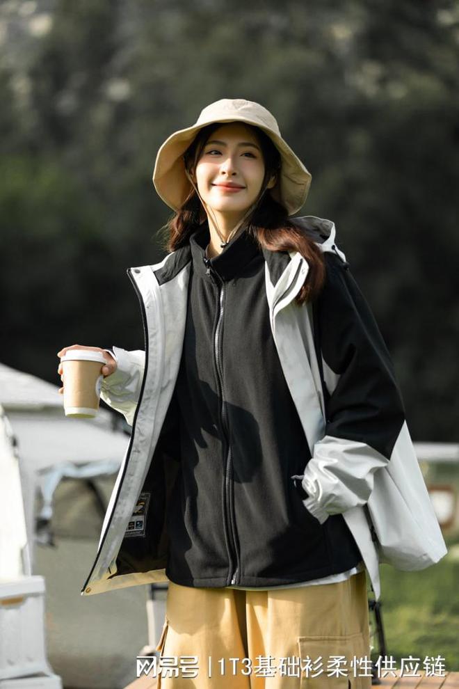 巧妙穿搭冲锋衣尽享防水御寒魅力球王会入口秋冬户外必备：如何(图2)