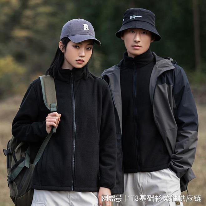 巧妙穿搭冲锋衣尽享防水御寒魅力球王会入口秋冬户外必备：如何(图3)