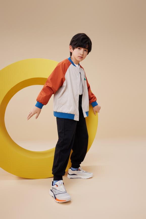 趋势功能性儿童运动鞋成“刚需”球王会入口热爱运动人群呈上涨(图1)
